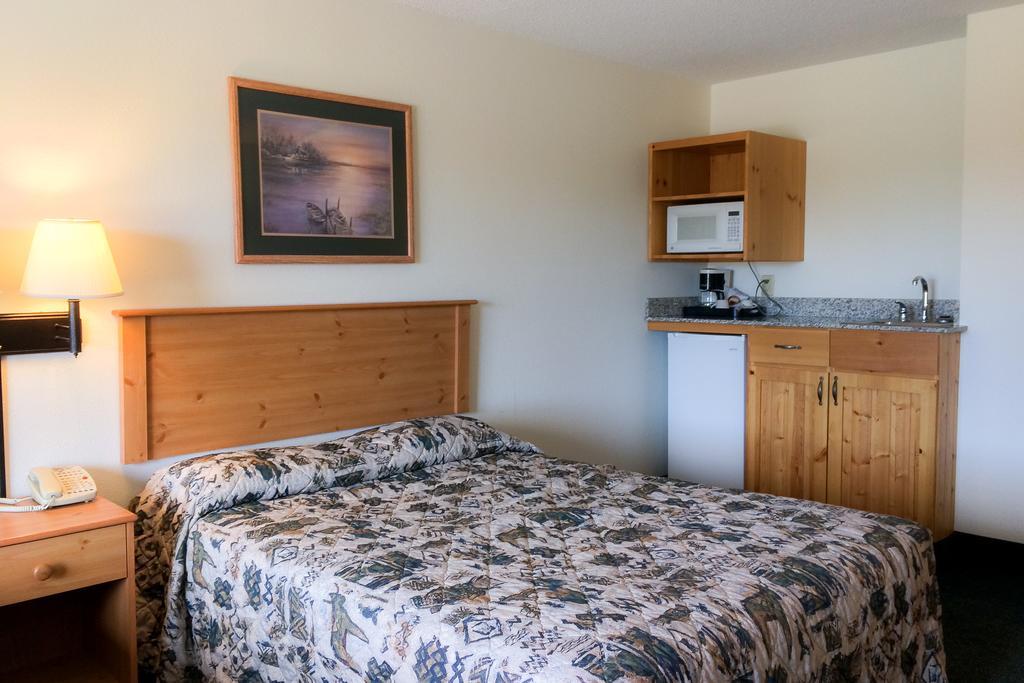 White Oak Inn And Suites Deer River Exterior photo