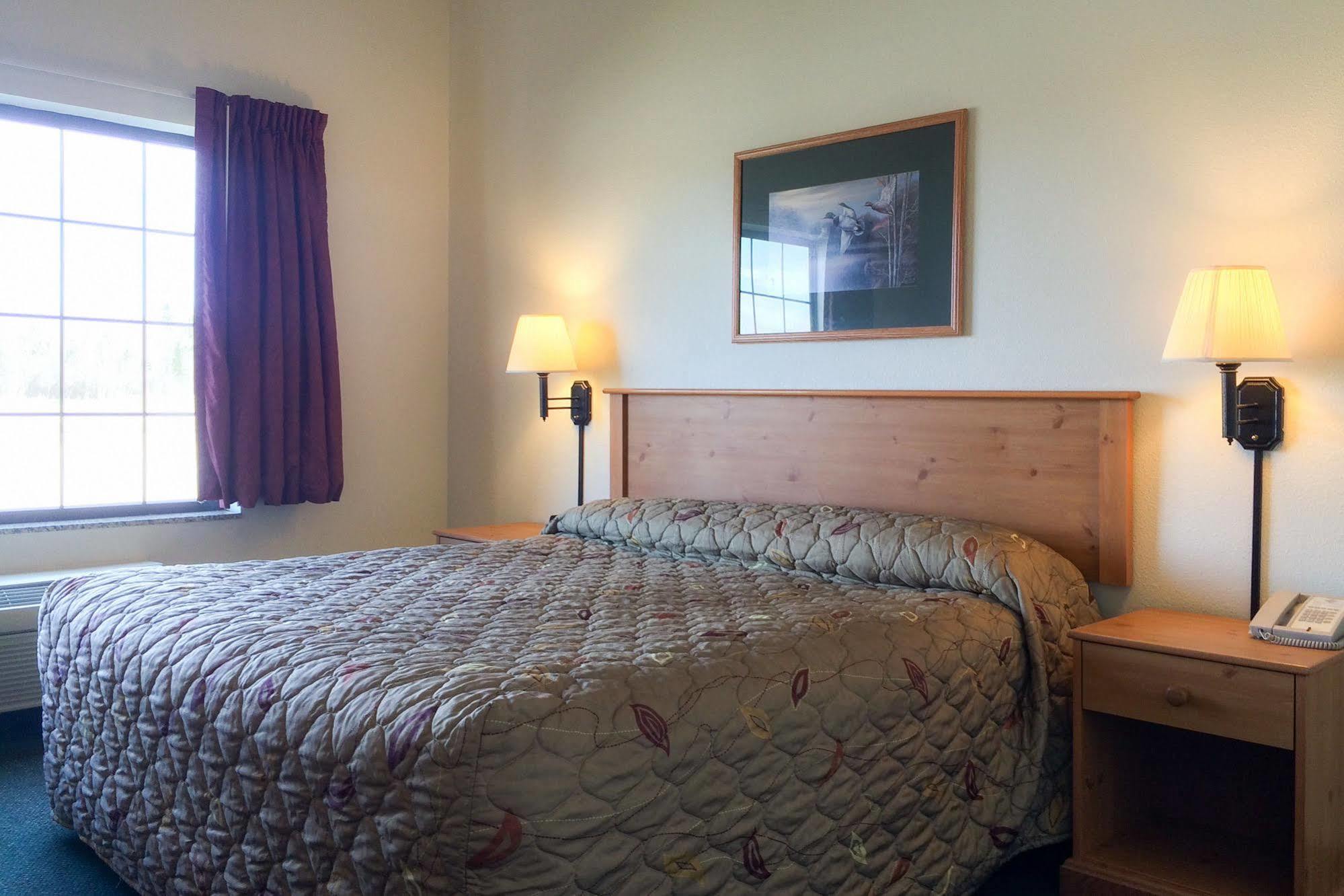 White Oak Inn And Suites Deer River Exterior photo